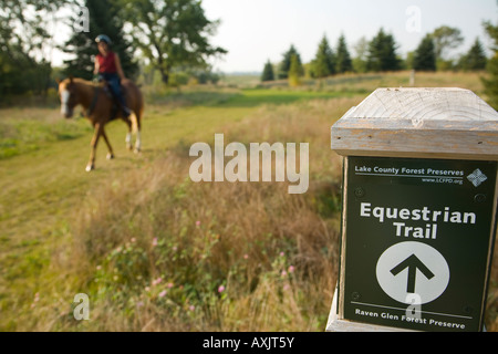 ILLINOIS Donna a cavallo sul sentiero di Raven Glen Forest Preserve equestrian segnavia Foto Stock