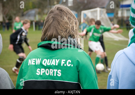 Gli spettatori e gli appassionati di New Quay football club amatoriale guardare la partita di calcio sul verde villaggio Aberaeron Ceredigion nel Galles Foto Stock