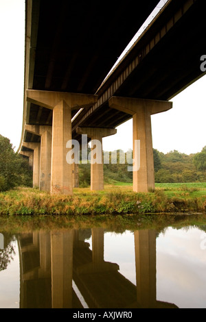 Parte inferiore la A1M ponte autostradale a Warmsworth attraversando il fiume Don Foto Stock