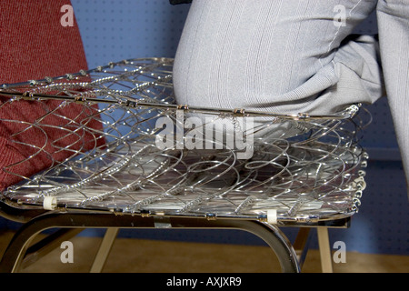 Vista sezionata e lineare a compressione delle molle del letto Foto Stock