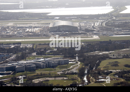 Elevato livello obliquo di vista aerea a est dell'aeroporto di Heathrow Terminal 4 T4 sito in costruzione Hillingdon London TW6 Inghilterra UK Feb 200 Foto Stock