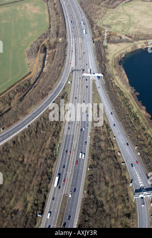 Alto livello astratto obliqua vista aerea a nord della M25 Autostrada J 15 con il traffico slough Londra SL0 Inghilterra UK Feb 2006 Foto Stock