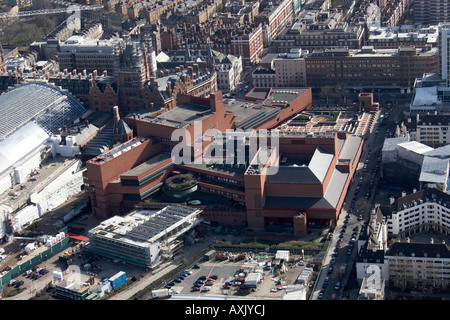 Elevato livello obliquo di vista aerea sud est della British Library St Pancras stazione ferroviaria Euston Road London NW1 WC1 Inghilterra UK FEB. Foto Stock
