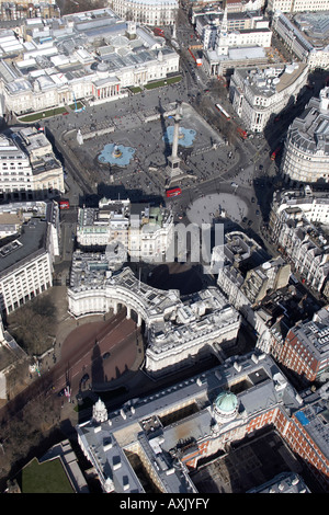 Elevato livello obliquo di vista aerea a nord-est di Admiralty Arch e Trafalgar Square London SW1 e WC2 Inghilterra UK Feb 2006 Foto Stock