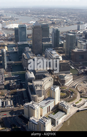 Elevato livello obliquo di vista aerea sud del Canada Square Canary Wharf Heron Quays Millennium Dome di Londra E14 SE10 Inghilterra UK Feb 20 Foto Stock