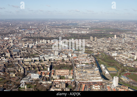 Elevato livello obliquo di vista aerea a nord di Mile End Park Tower Hamlets Newham LONDRA E1-E14 E15 E16 Inghilterra UK Feb 2006 Foto Stock