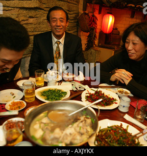 La Principessa cinese padre Hong Ye Zhou 83 anni in un ristorante di Mao con il nipote Marco Jiang 23 anni e Qiongma Foto Stock