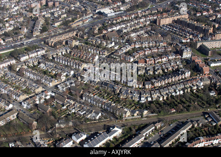 Elevato livello obliquo di vista aerea a nord-est di surburban alloggiamento adiacente ai cedri Road A4 Chiswick London W4 Inghilterra UK Feb 2006 Foto Stock