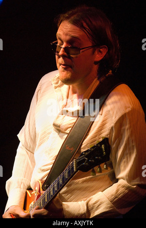 Joe Bonamasa blues rock chitarrista suonando live , Wolverhampton Regno Unito Foto Stock