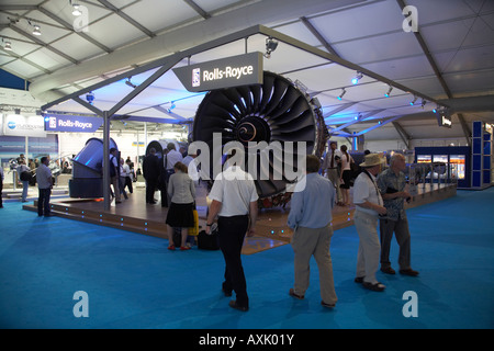 Rolls Royce espositivo Fiera di stand con i visitatori a Farnborough International Airshow di luglio 2006 Foto Stock