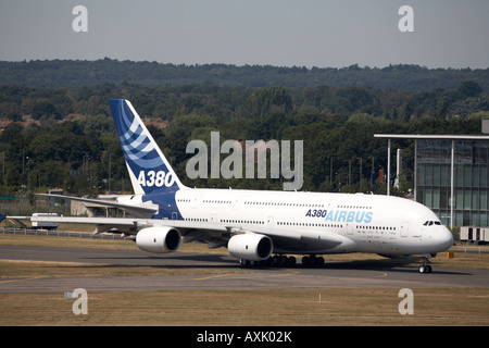 Airbus A380 superjumbo double deck Aeromobili in rullaggio per display di volo a Farnborough International Airshow di luglio 2006 Foto Stock