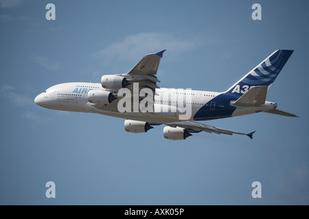 Airbus A380 double decker superjumbo su aeromobili battenti display a Farnborough International Airshow di luglio 2006 Foto Stock