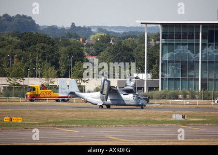 Bell Boeing V 22 Osprey velivolo in mostra statica al salone Farnborough International Airshow di luglio 2006 fissa e rotante ibrido di parafango Foto Stock