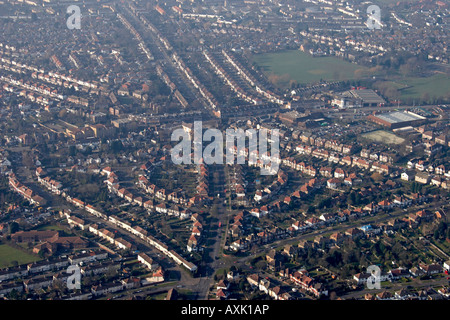 Elevato livello obliquo di vista aerea ovest di case suburbane College Avenue Harrow London HA7 Inghilterra UK Gennaio 2006 Foto Stock