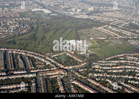 Elevato livello obliquo di vista aerea a nord del campo da golf Muswell Hill e viale Rodi Scuola Barnet Londra Foto Stock