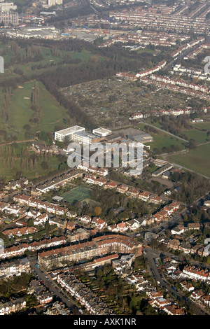 Elevato livello obliquo di vista aerea a nord del campo da golf Muswell Hill e viale Rodi Scuola Barnet Londra Foto Stock