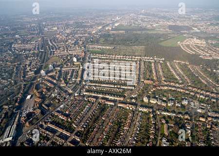 Elevato livello obliquo di vista aerea a nord di Fortis Green A1000 St Pancras cimitero di Islington London N2 N10 Foto Stock