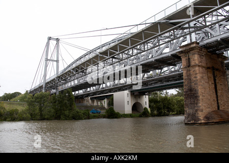 Coonan t ponte con la stazione ferroviaria e piedi ponte sul fiume Brisbane Indooroopilly Brisbane Queensland QLD Australia Foto Stock