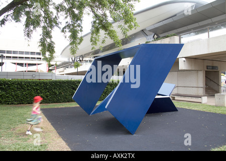 Ragazza giovane bambino correre verso la scultura in acciaio in Brisbane Queensland QLD Australia Foto Stock