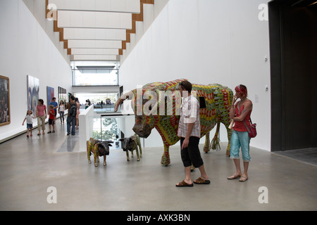Bull scultura su display con le persone all interno della Galleria di Arte Moderna di Queensland Brisbane Qld Australia Foto Stock