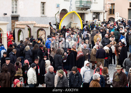 La folla di turisti si sono riuniti per esaminare i Pasquali carrelli in Piazza del Querc a Bormio Valtellina, Italia Foto Stock