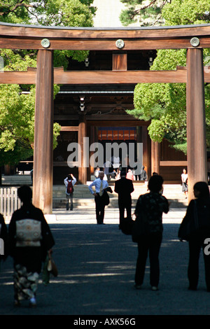 Meiji Jingu, approccio al sacrario scintoista nel centro di Tokyo, Giappone Foto Stock