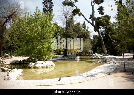 Alberi di stagno e ponte a tempo primaverile in Giardini Nazionali Atene o Athini Grecia Foto Stock