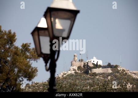 Likavitos o Lycabbetus collina con Agios Georgios chiesa greco-ortodossa e di elementi decorativi lampioni in Atene o Athini Grecia Foto Stock