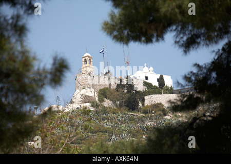 Likavitos o Lycabbetus collina con Agios Georgios chiesa greco ortodossa visto attraverso gli alberi di pino in Atene o Athini Grecia Foto Stock