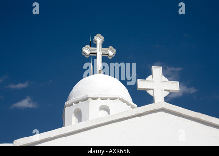 La cupola e la croce di Agios Georgios La chiesa contro il cielo blu su Likavitos o Lycabbetus colle di Atene o Athini Grecia Foto Stock