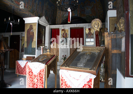 Interno di Agios Georgios La chiesa contro il cielo blu su Likavitos o Lycabbetus colle di Atene o Athini Grecia Foto Stock