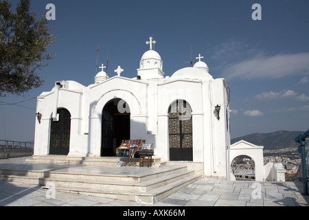 Agios Georgios chiesa contro il cielo blu su Likavitos o Lycabbetus colle di Atene o Athini Grecia Foto Stock