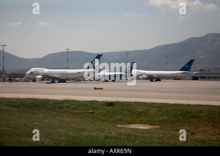 Aviazione Finaval Boeing 747 283B SF con Maersk e aria aerei universale sul piazzale dell'aeroporto Eleftherios Venizelos Atene Ospiti int Foto Stock