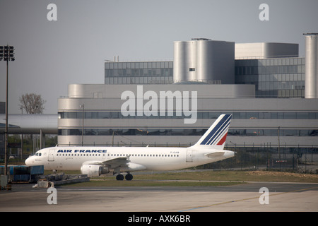 Air France Airbus A320 211 rullaggio di fronte degli edifici moderni a Charles De Gaulle Aeroporto Internazionale Parigi Francia Foto Stock
