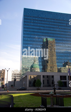 La Old Statehouse a St Louis riflessa nelle finestre di vetro di un edificio in Missouri Foto Stock