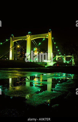 HENNEPIN AVENUE ponte sopra il fiume Mississippi collegando il centro di Minneapolis, Minnesota e NICOLLET ISLAND. Notte piovosa. Foto Stock