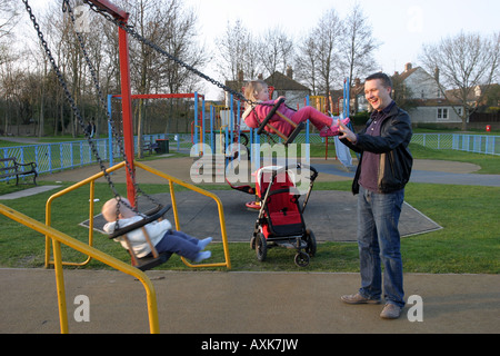 Padre a giocare con i bambini nel parco Foto Stock
