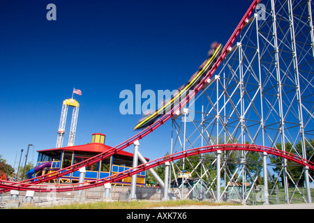 Il Mamba roller coaster in movimento a mondi di divertimento in Kansas City Missouri Foto Stock