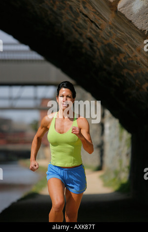 Donna di 45 anni il jogging all'aperto, Canal, Georgetown, Washington, Distretto di Columbia, Stati Uniti d'America, signor-3-26-08-1 Foto Stock