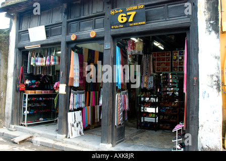 Display negozio di articoli di abbigliamento e accessori realizzati principalmente da seta in Hoi An Vietnam Foto Stock