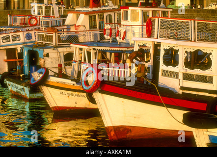 Barche colorate ormeggiate nel tardo pomeriggio di luce calda al Gateway a Bombay Mumbai Inda Foto Stock