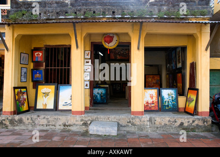 Dipinti in mostra al di fuori di una galleria in una strada a Hoi An Vietnam Foto Stock