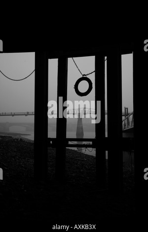 Vista di un fogbound Millennium Bridge da sotto Bankside Pier Bankside Foto Stock