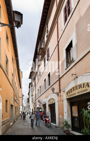 Tipica strada nel quartiere di Trastevere, Roma, Italia Foto Stock