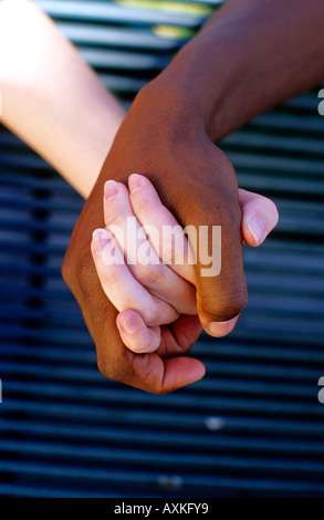Interracial giovane tenendo le mani. Foto Stock