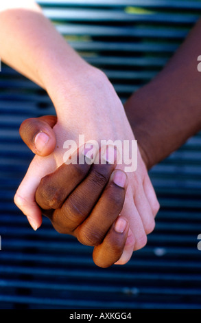 Interracial giovane tenendo le mani. Foto Stock