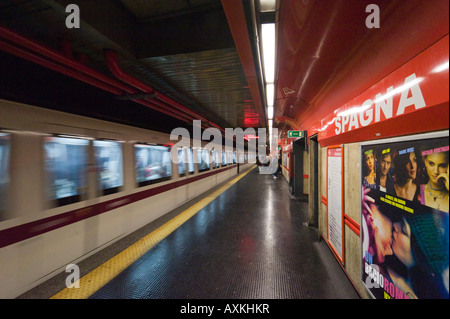 La stazione della metropolitana di Piazza di Spagna, il centro storico di Roma, Italia Foto Stock