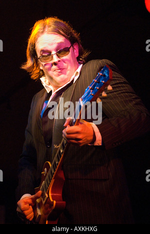 Joe Bonamasa blues rock chitarrista suonando live , Wolverhampton Regno Unito Foto Stock