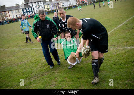 Portando un infortunio per un giocatore di football off il passo durante un dilettante soccer game in Ceredigion Aberaeron Wales UK Foto Stock