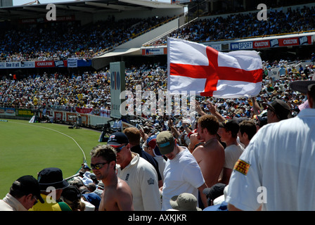 Una sezione della folla a partita di cricket in Australia con i membri dell esercito Barmy battenti bandiera inglese. Foto Stock